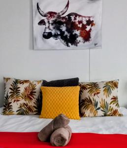 ルンドゥにあるUrban Farm Haus Guesthouseの部屋のベッドに座るテディベア