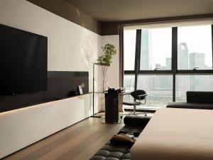 TV a/nebo společenská místnost v ubytování SAVHE Hotel Guangzhou Financial City - Free night snacks and afternoon tea-Free Self-service laundry