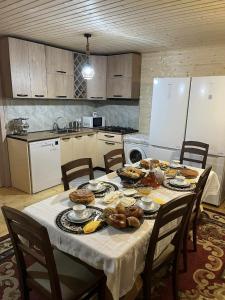 Kuchyň nebo kuchyňský kout v ubytování Hotel Zghapari + 42 fotografií