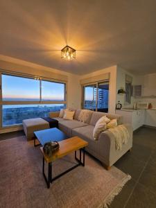 un soggiorno con un divano e un tavolo di Arbel40- Sea View - Mamad - Luxury apartment a ‘Akko