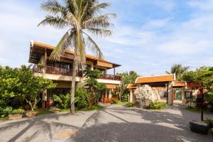 una casa con una palmera delante en Sun Village, en Tuy Hoa