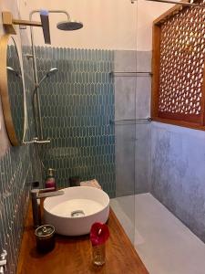 ウェリガマにあるMadhu Villaのトイレとシャワー付きのバスルーム +32枚の写真