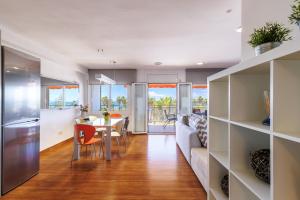 Una cocina y una sala de estar con mesa y sillas. en TOUS 1 - Only Families, en Salou