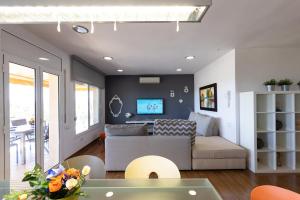 una sala de estar con un sofá y una mesa en TOUS 1 - Only Families, en Salou