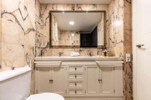 un baño con lavabo y espejo en TOUS 1 - Only Families, en Salou 43 fotos más