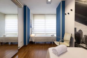 una habitación con dos camas y una ventana en TOUS 1 - Only Families, en Salou