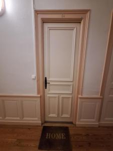 une porte munie d'un signe distinctif devant elle dans l'établissement Appartement tout équipé - Le Beau Site, à Aix-les-Bains