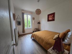Postel nebo postele na pokoji v ubytování La Maison des 4 moineaux