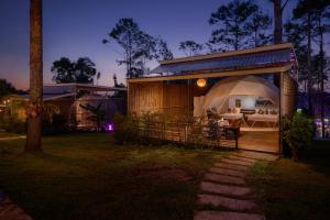 une maison avec une tente dans la cour la nuit dans l'établissement Koh Sdach Resort by EHM, à Kaoh Sdach