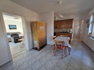 a kitchen and dining room with a table and chairs at Am Storchennest in Ludwigsfelde