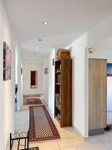 Knihovna v apartmánu