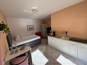 Una habitación con una cama y un lavabo. en Ihr Kuschelnest, en Wathlingen