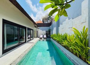 einen Infinity-Pool im Hinterhof einer Villa in der Unterkunft Zoe Villa Canggu Bali in Canggu