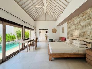 ein Schlafzimmer mit einem Bett und einem Pool in der Unterkunft Zoe Villa Canggu Bali in Canggu + 12 Fotos