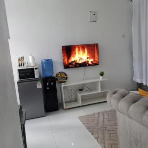 Ongata Rongai にあるFara Luxury homesのリビングルーム(壁に暖炉付) +6枚の写真