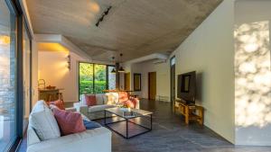 Ruang duduk di Unique Design Vila Doris