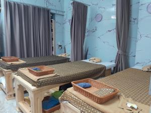 Una habitación con tres camas con cestas encima. en Island Patongbeach Apartments, en Patong Beach