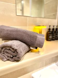 een handdoek op de rand van een wastafel in de badkamer bij Lux Stylish 2 Bed High Rise with Parking and Balcony in Manchester