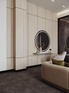 een woonkamer met een bank en een spiegel bij Grand Dior in Tasjkent