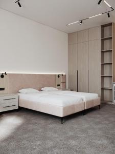 een witte slaapkamer met een groot bed en kasten bij Grand Dior in Tasjkent +32 foto's