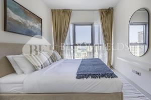 MushayribにあるBloomfields Iconic 2 Br Radiant Boulevard Reemのベッドルーム(大きな白いベッド1台、窓付)