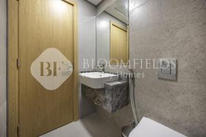 MushayribにあるBloomfields Iconic 2 Br Radiant Boulevard Reemの洗面台と鏡のあるバスルーム +29枚の写真