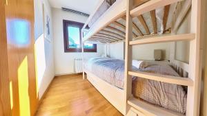 a bedroom with bunk beds and a bed in it at Mirador de Sanvi - tucasaenlospirineos in Sallent de Gállego
