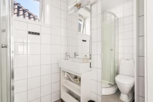 ein weißes Badezimmer mit Toilette und Waschbecken in der Unterkunft Charming Townhouse - Walk Everywhere! in Bergen + 13 Fotos