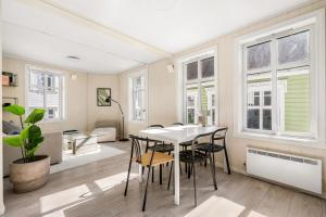 ein Esszimmer mit Tisch und Stühlen in der Unterkunft Charming Townhouse - Walk Everywhere! in Bergen