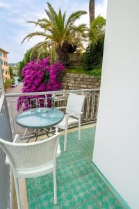 Μπαλκόνι ή βεράντα στο WELCOME RIVIERA -TORRE D'AVORIO APPARTAMENTO 126 mq piu'terrazzo25 mq - totalmente rinnovato- 250 m dal centro - parcheggio a pagamento 15 euro al giorno da prenotare in anticipo salvo dispo -parking at 15 euro per day to be booked in advance if available