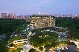 une vue aérienne sur un bâtiment d'une ville dans l'établissement Chongqing Ronghui Grand Hotel, à Chongqing