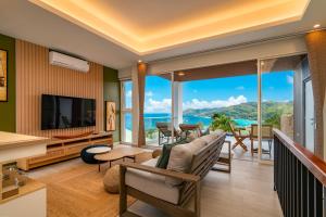 TV a/nebo společenská místnost v ubytování Seyrenity Heights