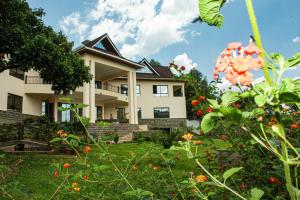 a house with a garden in front of it at Ekom Nest in Musereita