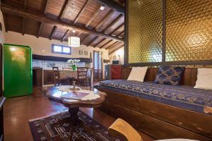 Castelfranco di SopraにあるAgriturismo Borgo Mocaleのソファとテーブルのあるリビングルーム