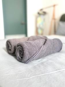 ein lila Handtuch auf dem Bett in der Unterkunft Paradigm Residence 4pax TV Box NO Washer Dryer in Johor Bahru