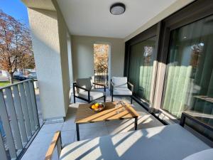 a balcony with a table and a bowl of fruit on it at Smart Living Worms in Worms