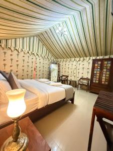 Postel nebo postele na pokoji v ubytování On The Dunes, Jaisalmer