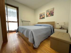 a bedroom with a bed and a window at Residence I LAMPONI incantevole casa vacanze 6 posti letto con vista panoramica in Dimaro