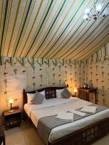 Postel nebo postele na pokoji v ubytování On The Dunes, Jaisalmer