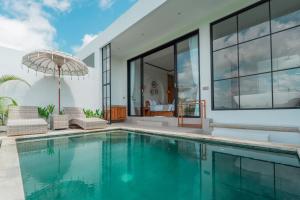 une image d'une piscine dans une maison dans l'établissement The Alvarendra Ubud Villa By Bali Cabin, à Ubud