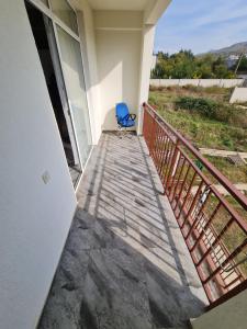 Saguramoにあるalexis saguramoの家の玄関に座る青い椅子