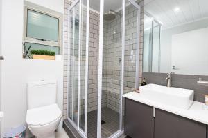 Ένα μπάνιο στο Stylish OceanBreeze 50 Central Mossel Bay +15 φωτογραφίες