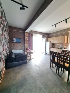 Saguramoにあるalexis saguramoのソファとテーブルのあるリビングルーム