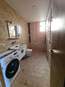 Saguramoにあるalexis saguramoの洗濯機と洗面台を備えたバスルーム