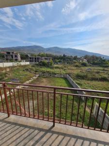 Un balcón con vista a un campo y montañas. en alexis saguramo, en Saguramo