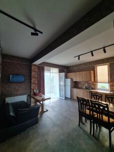 Saguramoにあるalexis saguramoのソファとテーブルのあるリビングルーム +7枚の写真