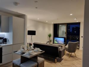 Et tv og/eller underholdning på Luxury 2 Bed Apartment, with a balcony city & canal view in Manchester City Centre!
