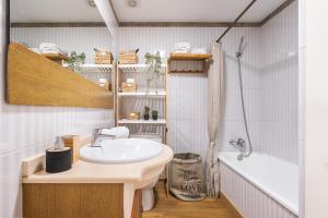 a bathroom with a sink and a bath tub at Rincón de Bruno y Duque in Cenes de la Vega +19 photos
