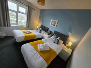 Postel nebo postele na pokoji v ubytování Beach Hotel Torbay B&B