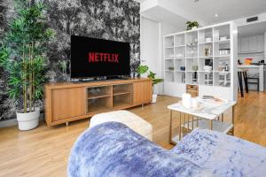 TV a/nebo společenská místnost v ubytování Central Location NSW 3 Bedroom Apartment with Balcony